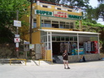 GeeBees supermarkt en de bushalte